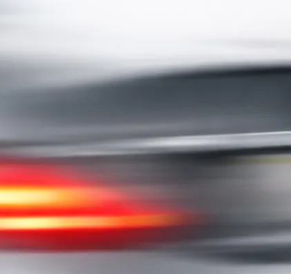 Abstrakte Bewegungsunschärfe mit rotem Lichtstreifen.