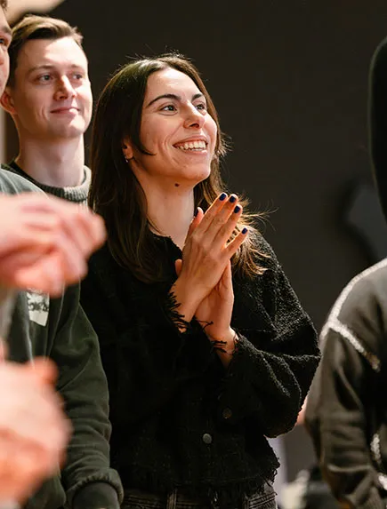 Ilhan Scheer unterhält sich mit einem Kollegen während einer Pause bei einem Team-Event.